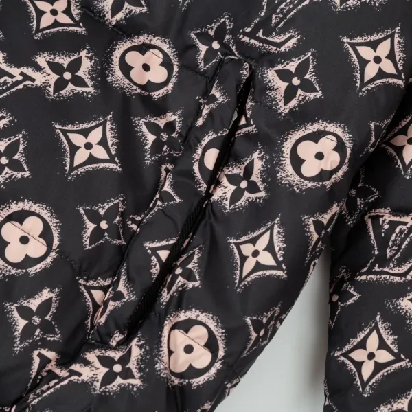 LV 【LOUIS VUITTON 公式旗艦店】ルイヴィトン ダウンジャケット ご好評に付き再入荷!240927 LV 【LOUIS VUITTON 公式旗艦店】ルイヴィトン ダウンジャケット ご好評に付き再入荷!240927