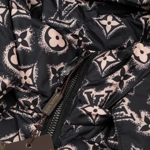 LV 【LOUIS VUITTON 公式旗艦店】ルイヴィトン ダウンジャケット ご好評に付き再入荷!240927 LV 【LOUIS VUITTON 公式旗艦店】ルイヴィトン ダウンジャケット ご好評に付き再入荷!240927