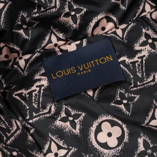 LV 【LOUIS VUITTON 公式旗艦店】ルイヴィトン ダウンジャケット ご好評に付き再入荷!240927 LV 【LOUIS VUITTON 公式旗艦店】ルイヴィトン ダウンジャケット ご好評に付き再入荷!240927
