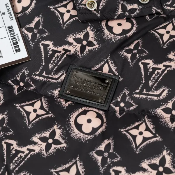 LV 【LOUIS VUITTON 公式旗艦店】ルイヴィトン ダウンジャケット ご好評に付き再入荷!240927 LV 【LOUIS VUITTON 公式旗艦店】ルイヴィトン ダウンジャケット ご好評に付き再入荷!240927
