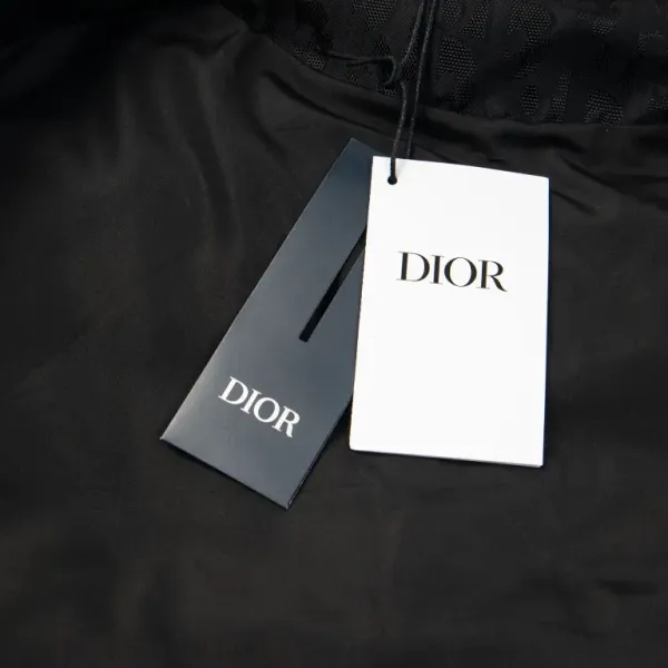 【DIOR 公式旗艦店】ディオール ダウンジャケット ご好評に付き再入荷! 241112 【DIOR 公式旗艦店】ディオール ダウンジャケット ご好評に付き再入荷! 241112