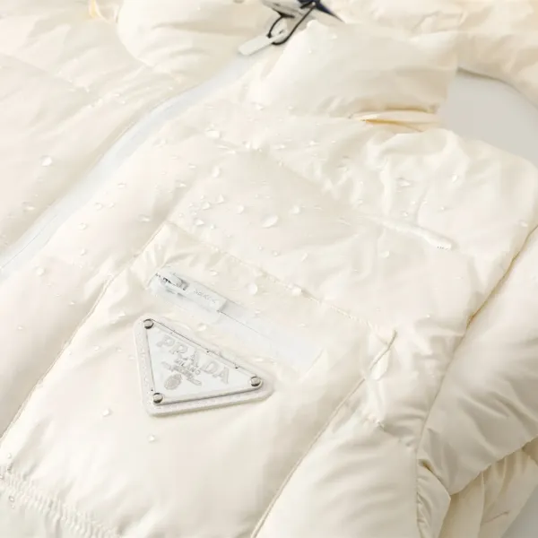 【PRADA 公式旗艦店】プラダ ダウンジャケット好評に付き再入荷!241227 【PRADA 公式旗艦店】プラダ ダウンジャケット好評に付き再入荷!241227