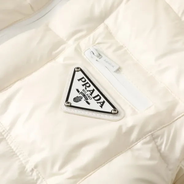 【PRADA 公式旗艦店】プラダ ダウンジャケット好評に付き再入荷!241227 【PRADA 公式旗艦店】プラダ ダウンジャケット好評に付き再入荷!241227