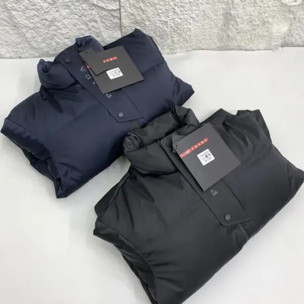 【PRADA  公式旗艦店】プラダ  ダウンジャケット好評に付き再入荷！241227
