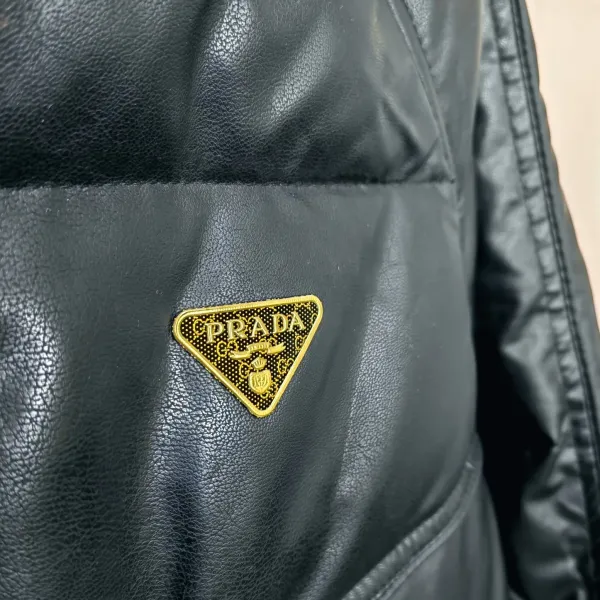 【PRADA 公式旗艦店】プラダ ダウンジャケット好評に付き再入荷!241227 【PRADA 公式旗艦店】プラダ ダウンジャケット好評に付き再入荷!241227