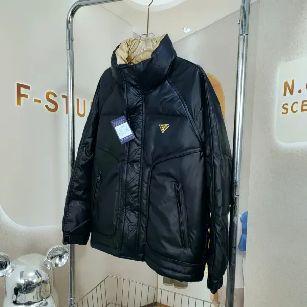 【PRADA 公式旗艦店】プラダ ダウンジャケット好評に付き再入荷!241227 【PRADA 公式旗艦店】プラダ ダウンジャケット好評に付き再入荷!241227