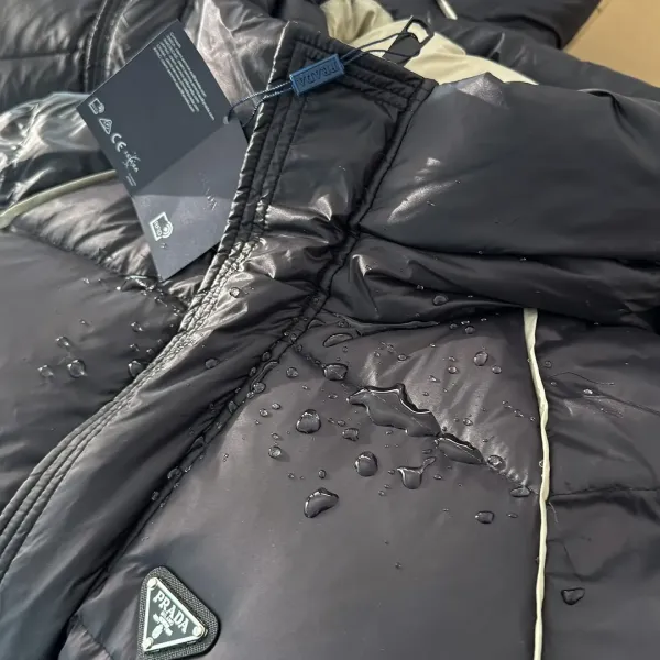 【PRADA 公式旗艦店】プラダ ダウンジャケット好評に付き再入荷!241227 【PRADA 公式旗艦店】プラダ ダウンジャケット好評に付き再入荷!241227