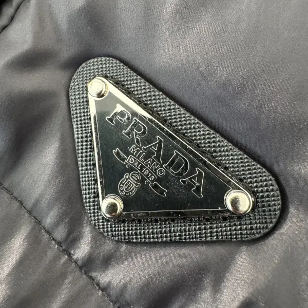 【PRADA 公式旗艦店】プラダ ダウンジャケット好評に付き再入荷!241227 【PRADA 公式旗艦店】プラダ ダウンジャケット好評に付き再入荷!241227