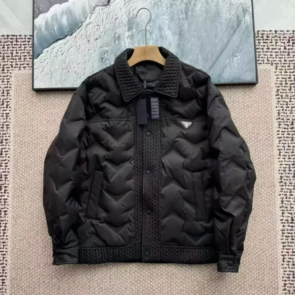 【PRADA 公式旗艦店】プラダ ダウンジャケット 好評に付き再入荷! 241112 【PRADA 公式旗艦店】プラダ ダウンジャケット 好評に付き再入荷! 241112
