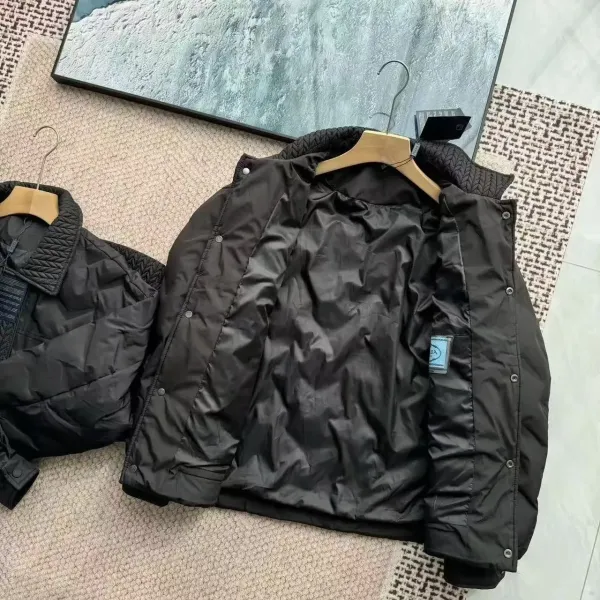 【PRADA 公式旗艦店】プラダ ダウンジャケット 好評に付き再入荷! 241112 【PRADA 公式旗艦店】プラダ ダウンジャケット 好評に付き再入荷! 241112