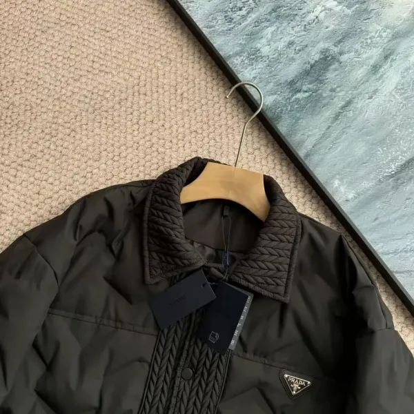 【PRADA 公式旗艦店】プラダ ダウンジャケット 好評に付き再入荷! 241112 【PRADA 公式旗艦店】プラダ ダウンジャケット 好評に付き再入荷! 241112