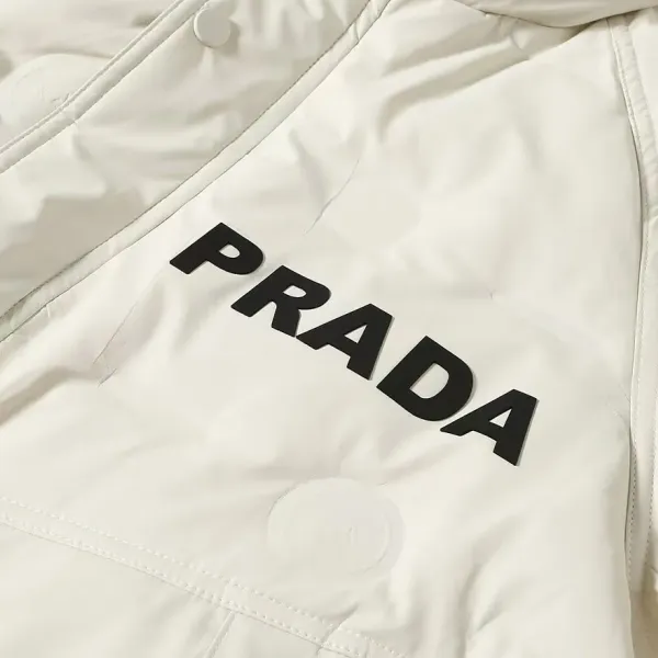 【PRADA 公式旗艦店】プラダ ダウンジャケット 好評に付き再入荷! 241102 【PRADA 公式旗艦店】プラダ ダウンジャケット 好評に付き再入荷! 241102