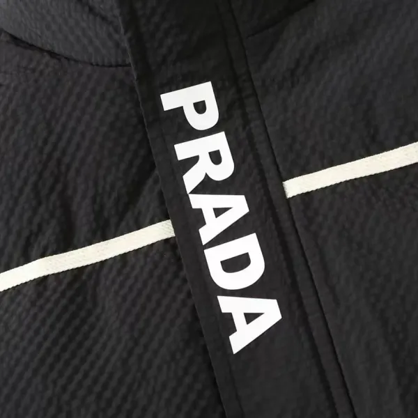 【PRADA 公式旗艦店】プラダ ダウンジャケット 好評に付き再入荷! 241102 【PRADA 公式旗艦店】プラダ ダウンジャケット 好評に付き再入荷! 241102