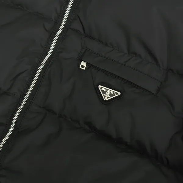 【PRADA 公式旗艦店】プラダ ダウンジャケット好評に付き再入荷! 【PRADA 公式旗艦店】プラダ ダウンジャケット好評に付き再入荷!
