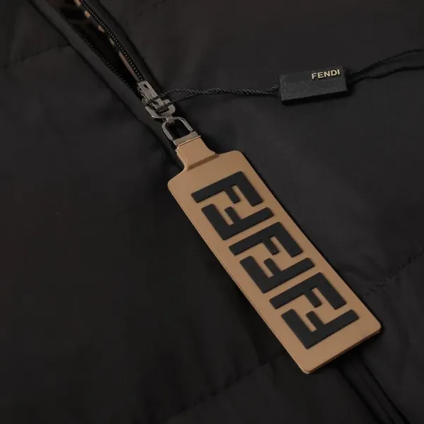 FENDI（フェンディ） ダウンジャケット  241016