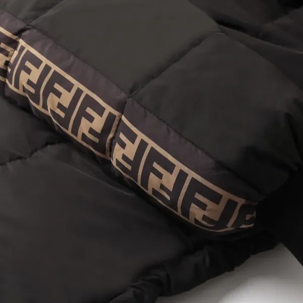 FENDI（フェンディ） ダウンジャケット  241016