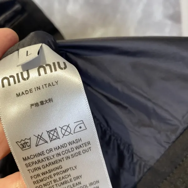 【Miumiu  公式旗艦店】ミュウミュウ ダウンジャケット ご好評に付き再入荷！241228
