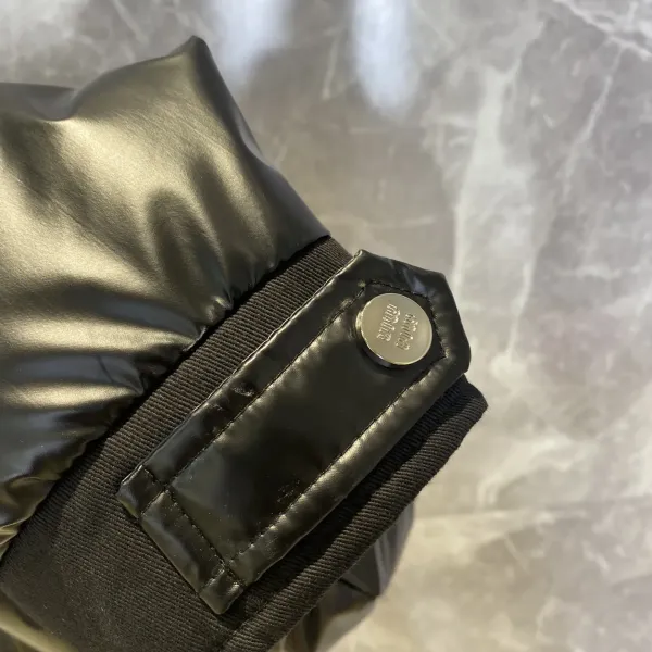 【Miumiu  公式旗艦店】ミュウミュウ ダウンジャケット ご好評に付き再入荷！241228