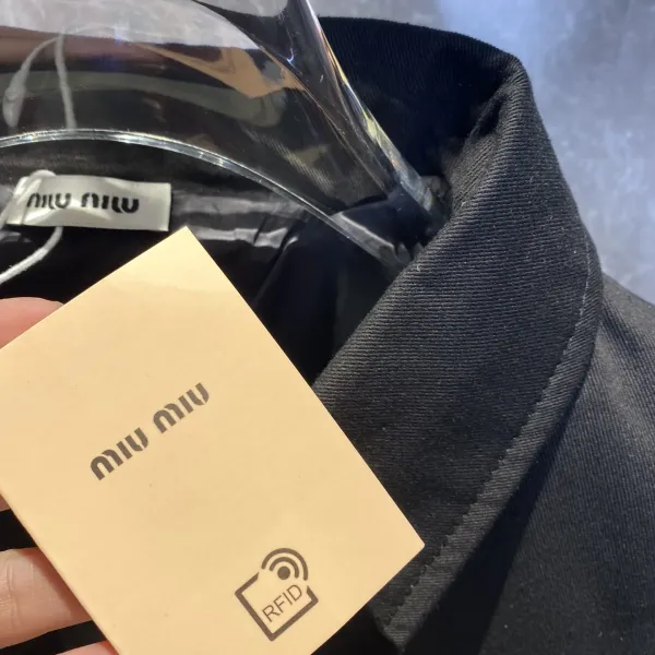 【Miumiu  公式旗艦店】ミュウミュウ ダウンジャケット ご好評に付き再入荷！241228