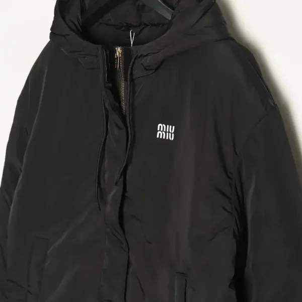 【Miumiu 公式旗艦店】ミュウミュウ ダウンジャケット ご好評に付き再入荷!241228 【Miumiu 公式旗艦店】ミュウミュウ ダウンジャケット ご好評に付き再入荷!241228
