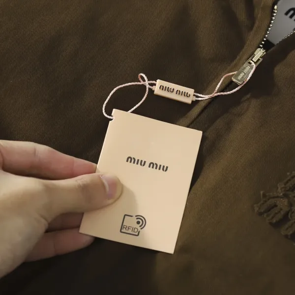 【Miumiu 公式旗艦店】ミュウミュウ ダウンジャケット ご好評に付き再入荷!241228 【Miumiu 公式旗艦店】ミュウミュウ ダウンジャケット ご好評に付き再入荷!241228