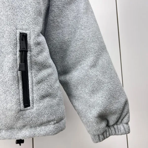 【Miumiu 公式旗艦店】ミュウミュウ ダウンジャケット ご好評に付き再入荷!241206 【Miumiu 公式旗艦店】ミュウミュウ ダウンジャケット ご好評に付き再入荷!241206