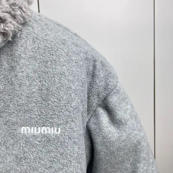 【Miumiu 公式旗艦店】ミュウミュウ ダウンジャケット ご好評に付き再入荷!241206 【Miumiu 公式旗艦店】ミュウミュウ ダウンジャケット ご好評に付き再入荷!241206