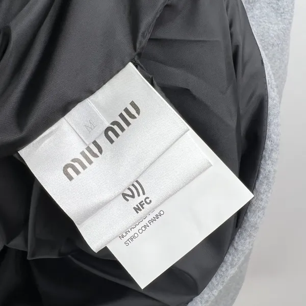 【Miumiu 公式旗艦店】ミュウミュウ ダウンジャケット ご好評に付き再入荷!241206 【Miumiu 公式旗艦店】ミュウミュウ ダウンジャケット ご好評に付き再入荷!241206