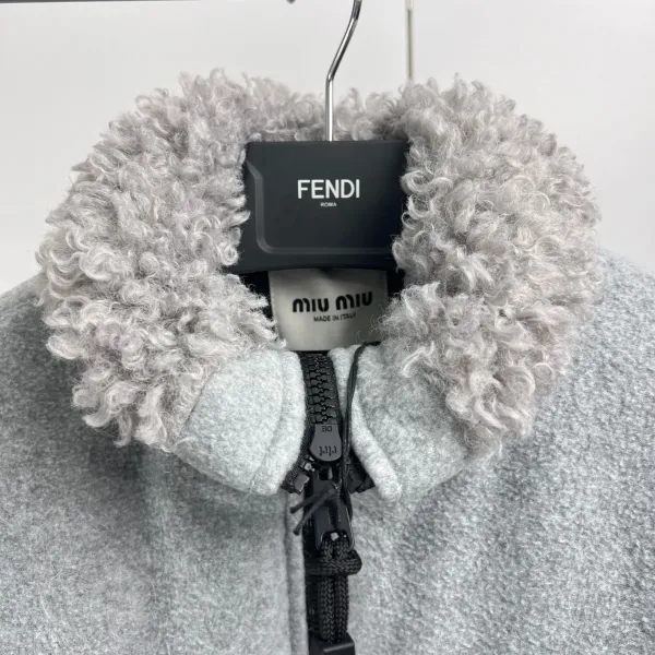 【Miumiu 公式旗艦店】ミュウミュウ ダウンジャケット ご好評に付き再入荷!241206 【Miumiu 公式旗艦店】ミュウミュウ ダウンジャケット ご好評に付き再入荷!241206