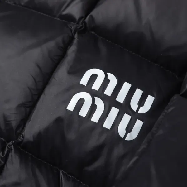 【Miumiu 公式旗艦店】ミュウミュウ ダウンジャケット ご好評に付き再入荷!241206 【Miumiu 公式旗艦店】ミュウミュウ ダウンジャケット ご好評に付き再入荷!241206