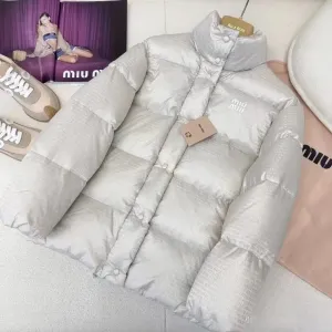 【Miumiu 公式旗艦店】ミュウミュウ ダウンジャケット ご好評に付き再入荷!241206 【Miumiu 公式旗艦店】ミュウミュウ ダウンジャケット ご好評に付き再入荷!241206