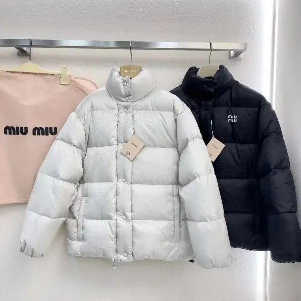 【Miumiu 公式旗艦店】ミュウミュウ ダウンジャケット ご好評に付き再入荷!241206 【Miumiu 公式旗艦店】ミュウミュウ ダウンジャケット ご好評に付き再入荷!241206