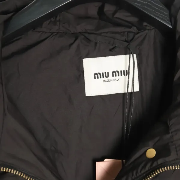 【Miumiu 公式旗艦店】ミュウミュウ ダウンジャケット ご好評に付き再入荷!241206 【Miumiu 公式旗艦店】ミュウミュウ ダウンジャケット ご好評に付き再入荷!241206