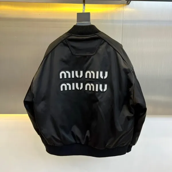 【Miumiu 公式旗艦店】ミュウミュウ ダウンジャケット ご好評に付き再入荷!241206 【Miumiu 公式旗艦店】ミュウミュウ ダウンジャケット ご好評に付き再入荷!241206