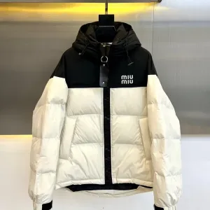 【Miumiu 公式旗艦店】ミュウミュウ ダウンジャケット ご好評に付き再入荷!241206 【Miumiu 公式旗艦店】ミュウミュウ ダウンジャケット ご好評に付き再入荷!241206