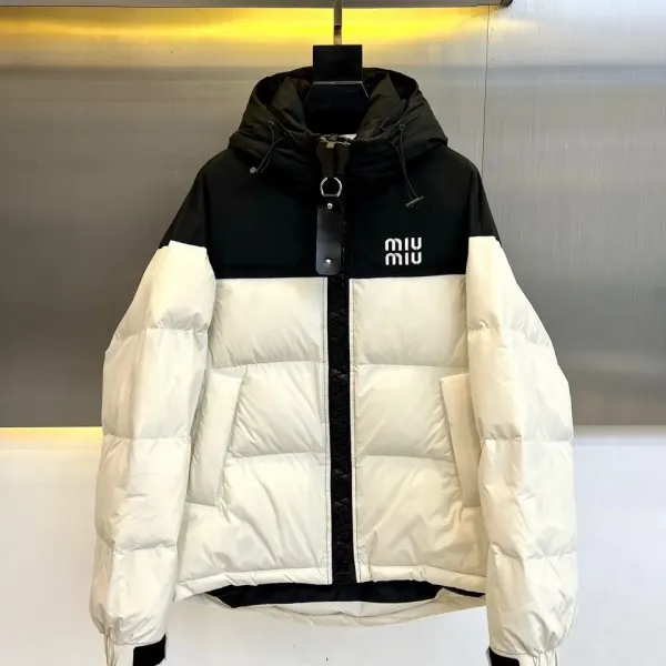 【Miumiu 公式旗艦店】ミュウミュウ ダウンジャケット ご好評に付き再入荷!241206 【Miumiu 公式旗艦店】ミュウミュウ ダウンジャケット ご好評に付き再入荷!241206
