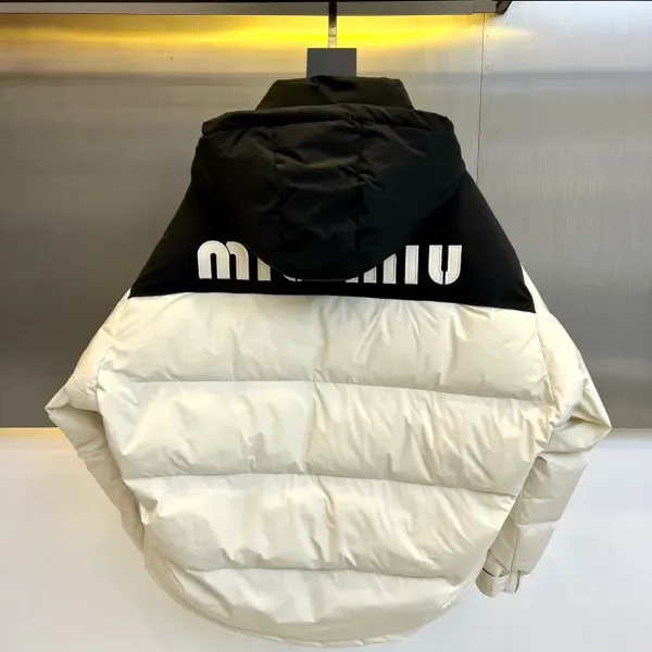 【Miumiu 公式旗艦店】ミュウミュウ ダウンジャケット ご好評に付き再入荷!241206 【Miumiu 公式旗艦店】ミュウミュウ ダウンジャケット ご好評に付き再入荷!241206