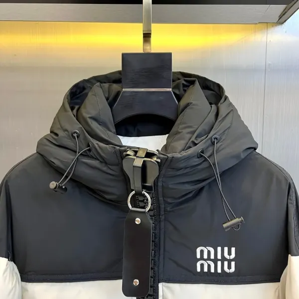 【Miumiu 公式旗艦店】ミュウミュウ ダウンジャケット ご好評に付き再入荷!241206 【Miumiu 公式旗艦店】ミュウミュウ ダウンジャケット ご好評に付き再入荷!241206