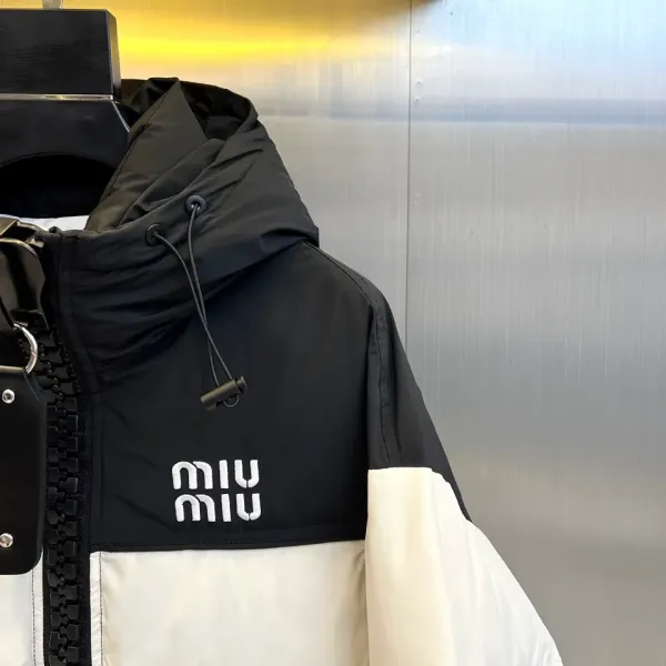 【Miumiu 公式旗艦店】ミュウミュウ ダウンジャケット ご好評に付き再入荷!241206 【Miumiu 公式旗艦店】ミュウミュウ ダウンジャケット ご好評に付き再入荷!241206