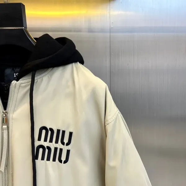 【Miumiu 公式旗艦店】ミュウミュウ ダウンジャケット ご好評に付き再入荷!241206 【Miumiu 公式旗艦店】ミュウミュウ ダウンジャケット ご好評に付き再入荷!241206