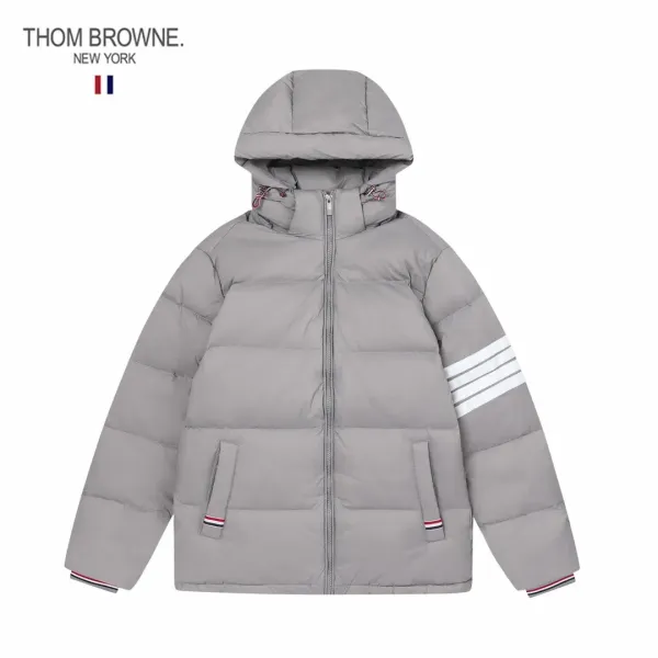 【ThomBrowne  公式旗艦店】トムブラウン  ダウンジャケット ご好評に付き再入荷！241228