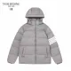 【ThomBrowne  公式旗艦店】トムブラウン  ダウンジャケット ご好評に付き再入荷！241228
