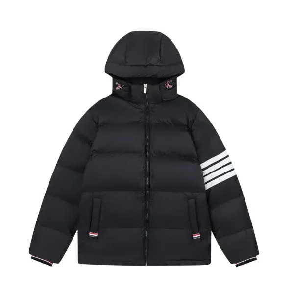 【ThomBrowne  公式旗艦店】トムブラウン  ダウンジャケット ご好評に付き再入荷！241228
