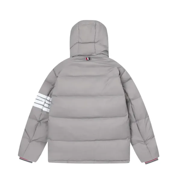 【ThomBrowne  公式旗艦店】トムブラウン  ダウンジャケット ご好評に付き再入荷！241228