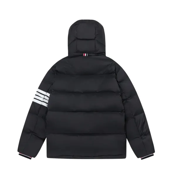 【ThomBrowne  公式旗艦店】トムブラウン  ダウンジャケット ご好評に付き再入荷！241228