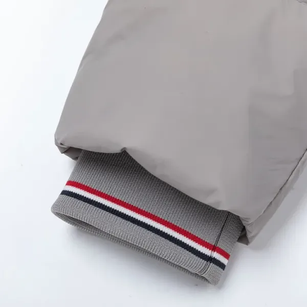 【ThomBrowne  公式旗艦店】トムブラウン  ダウンジャケット ご好評に付き再入荷！241228
