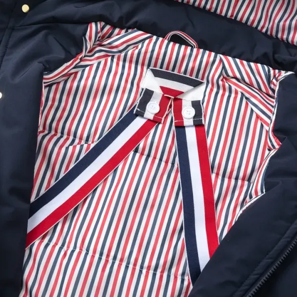 【ThomBrowne 公式旗艦店】トムブラウン ダウンジャケット ご好評に付き再入荷!241228 【ThomBrowne 公式旗艦店】トムブラウン ダウンジャケット ご好評に付き再入荷!241228
