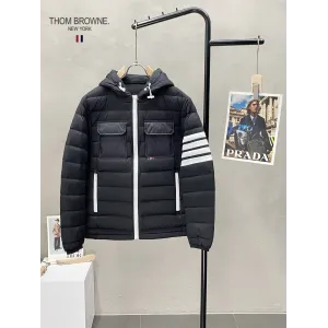 【ThomBrowne  公式旗艦店】トムブラウン  ダウンジャケット ご好評に付き再入荷！241228