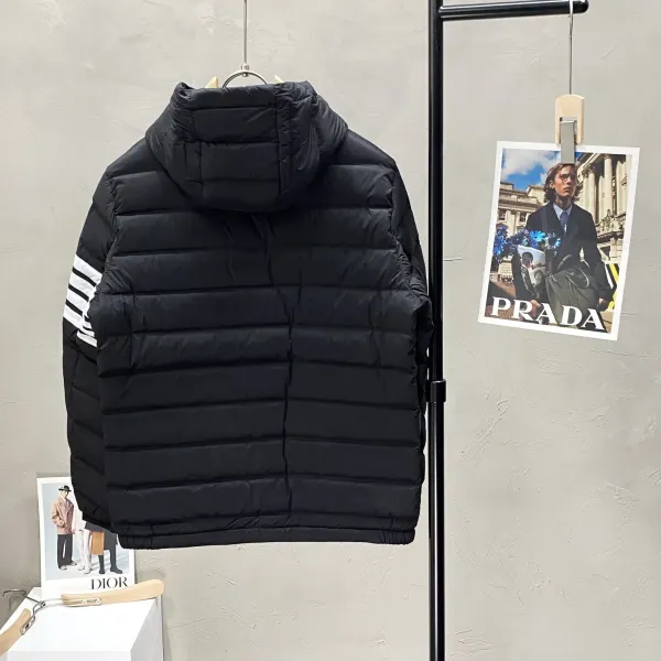 【ThomBrowne  公式旗艦店】トムブラウン  ダウンジャケット ご好評に付き再入荷！241228