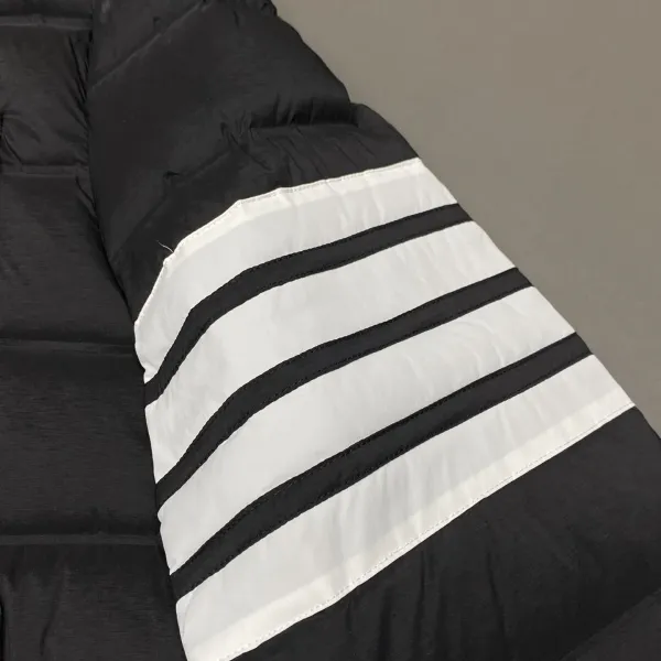 【ThomBrowne  公式旗艦店】トムブラウン  ダウンジャケット ご好評に付き再入荷！241228